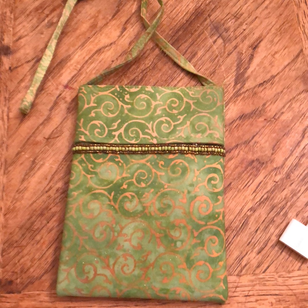 About Color green/gold cross body purse